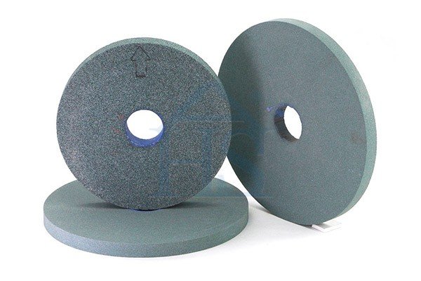 Green silicon carbide micronized powder for making grinding wheels