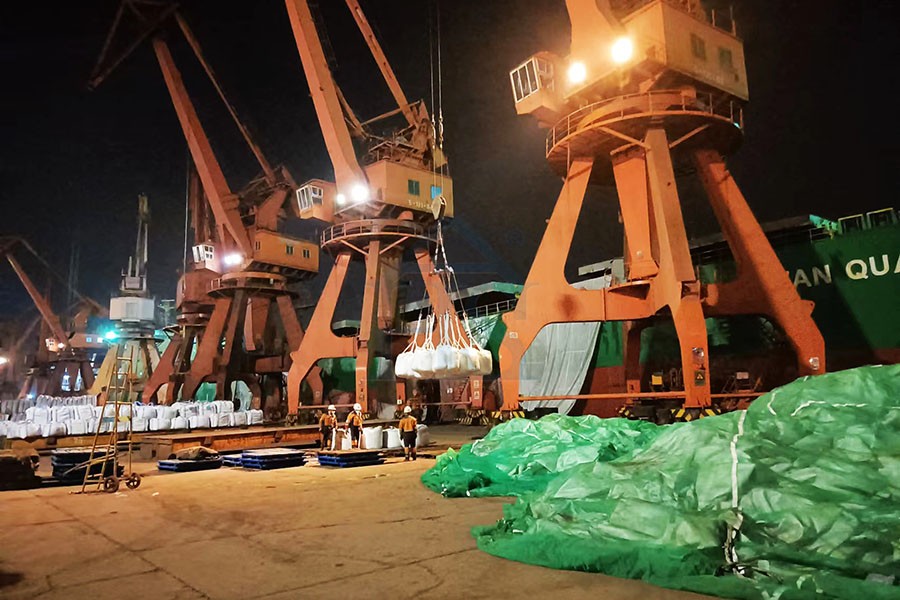 HSA green silicon carbide is loaded on bulk carrier and sent to the United States