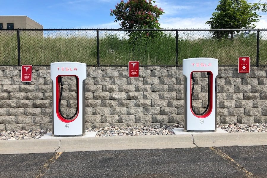 テスラ電気自動車充電ステーション